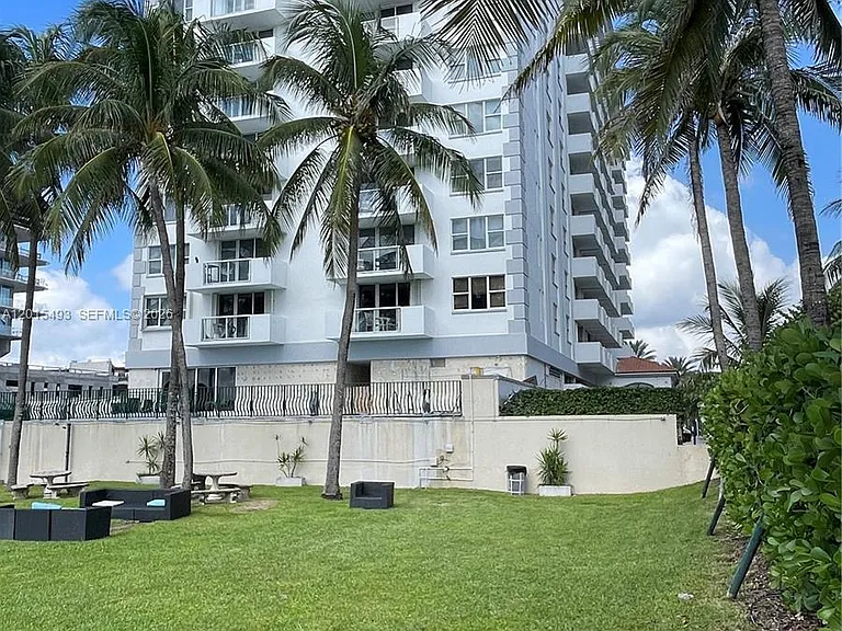 9195 Collins Ave #1012 — Photo 19