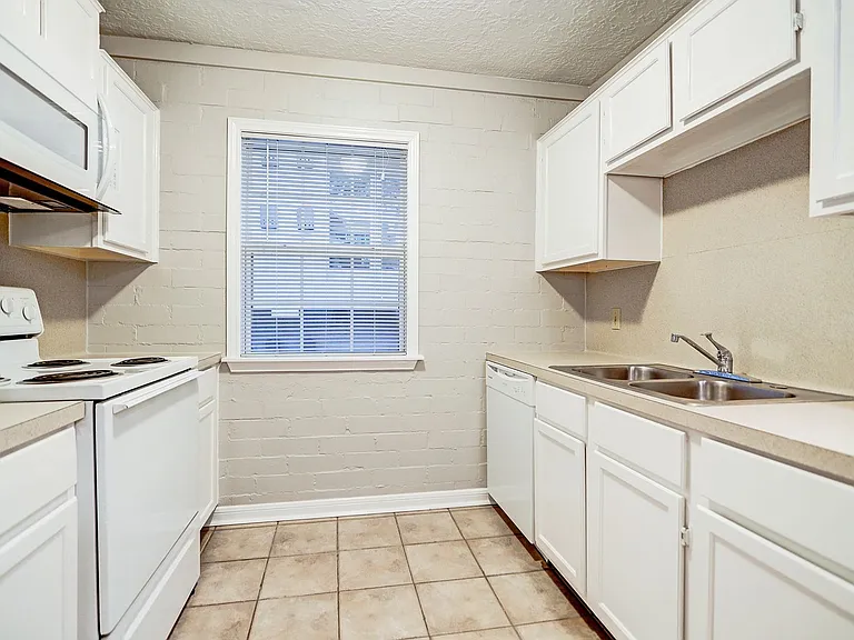 802 Stanford — Photo 2