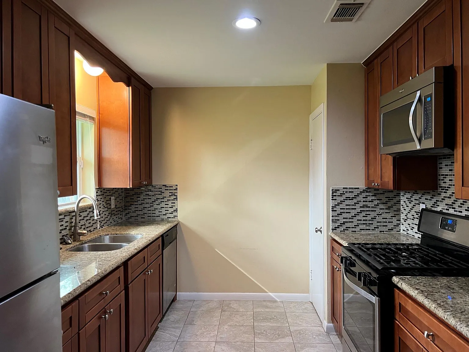 3 bed, 2.0 bath, 1619 sqft, $2,000 — Photo 2