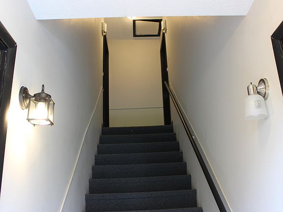 4th image of 301 Dahlia Dr