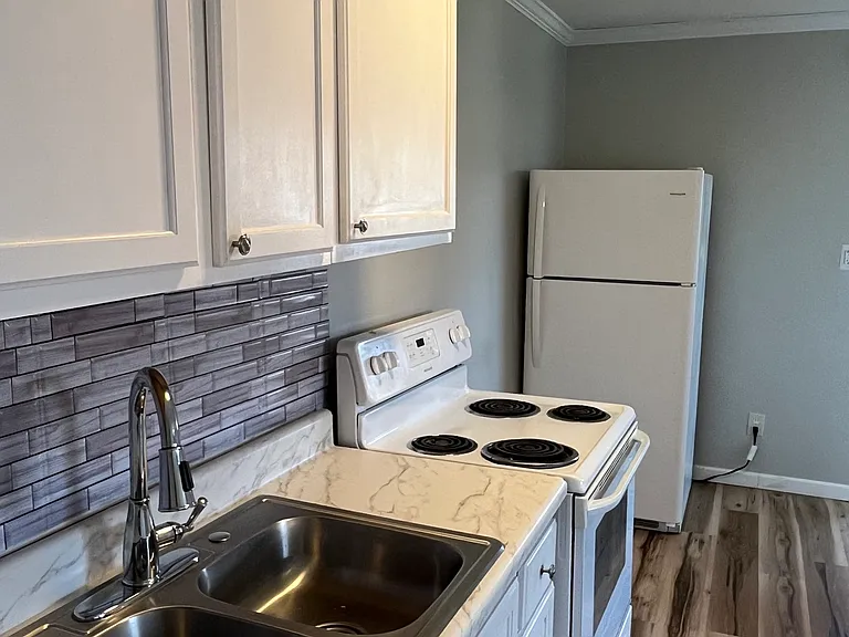 2220 Memorial Pkwy NW #A6 — Photo 3