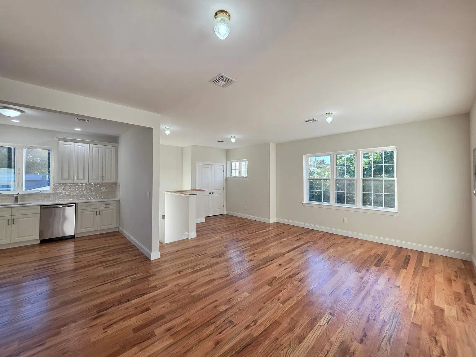 3 bed, 1250 sqft, $2,900 — Photo 2