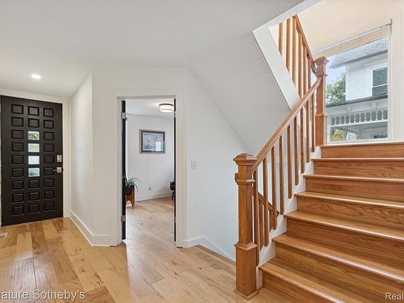 4th image of 372 W Brown St