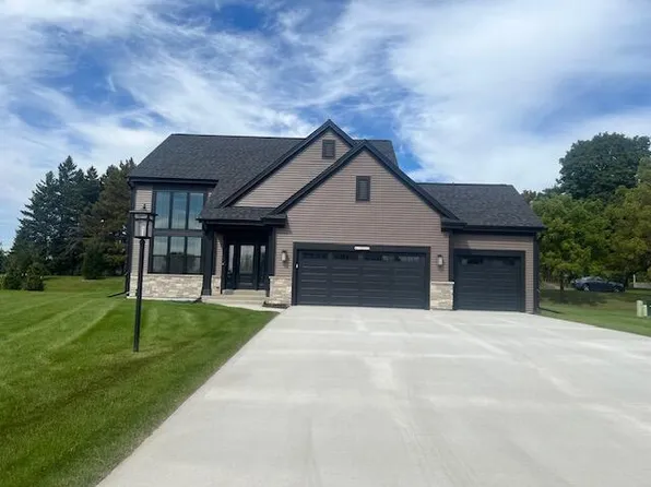 W251N2459 Valleyview CIRCLE, Pewaukee, WI 53072