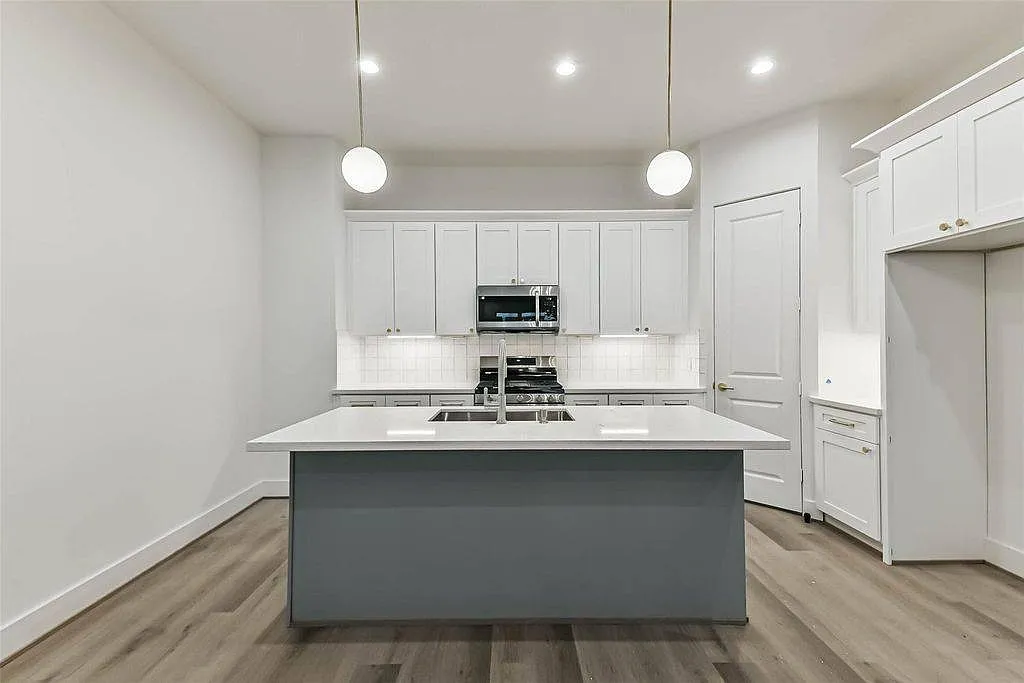 7709 Earl Rudder Way in Houston, TX 77055 — Photo 3