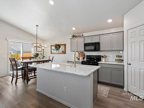 4th image of 915 SW Accipiter Pl