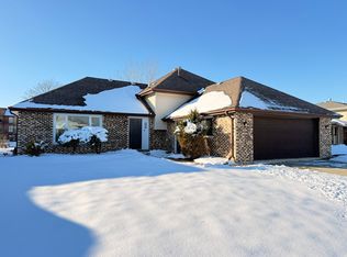 19520 Lake Lynwood Dr, Lynwood, IL 60411