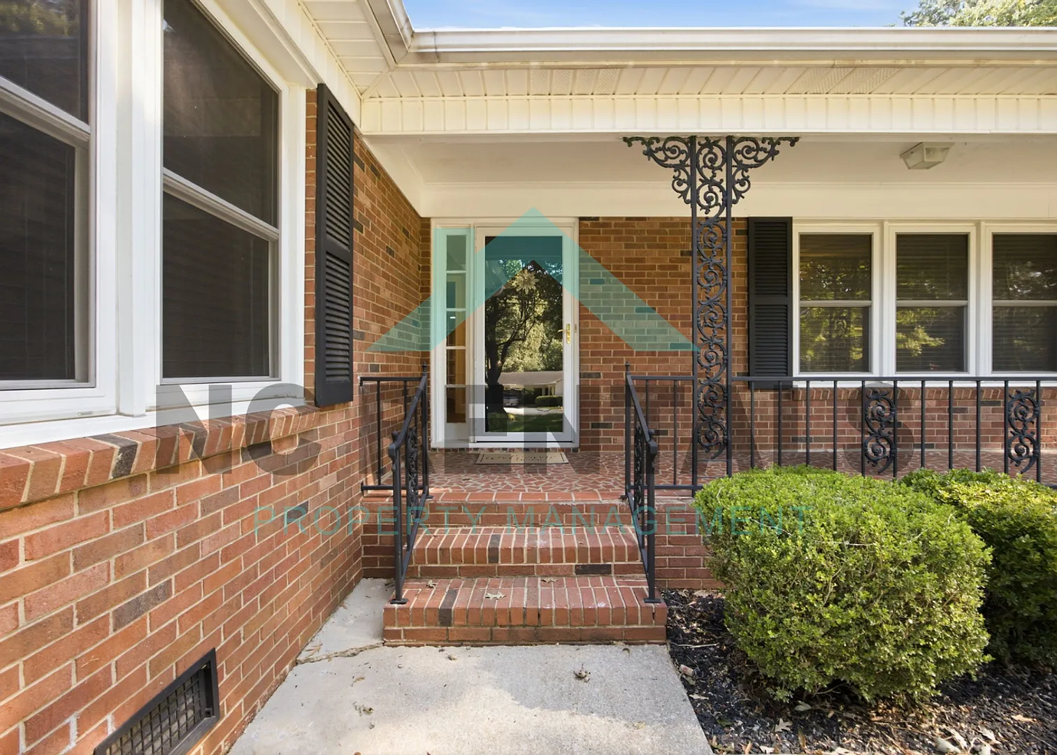 Radiantly Captivating Residence in Statesville — Photo 4
