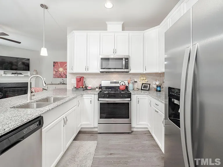 560 Barneswyck Dr — Photo 10