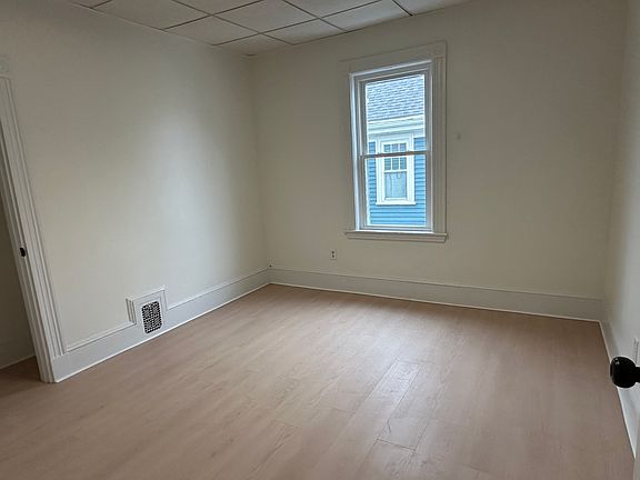 5th image of 23 Tower St Floor 3