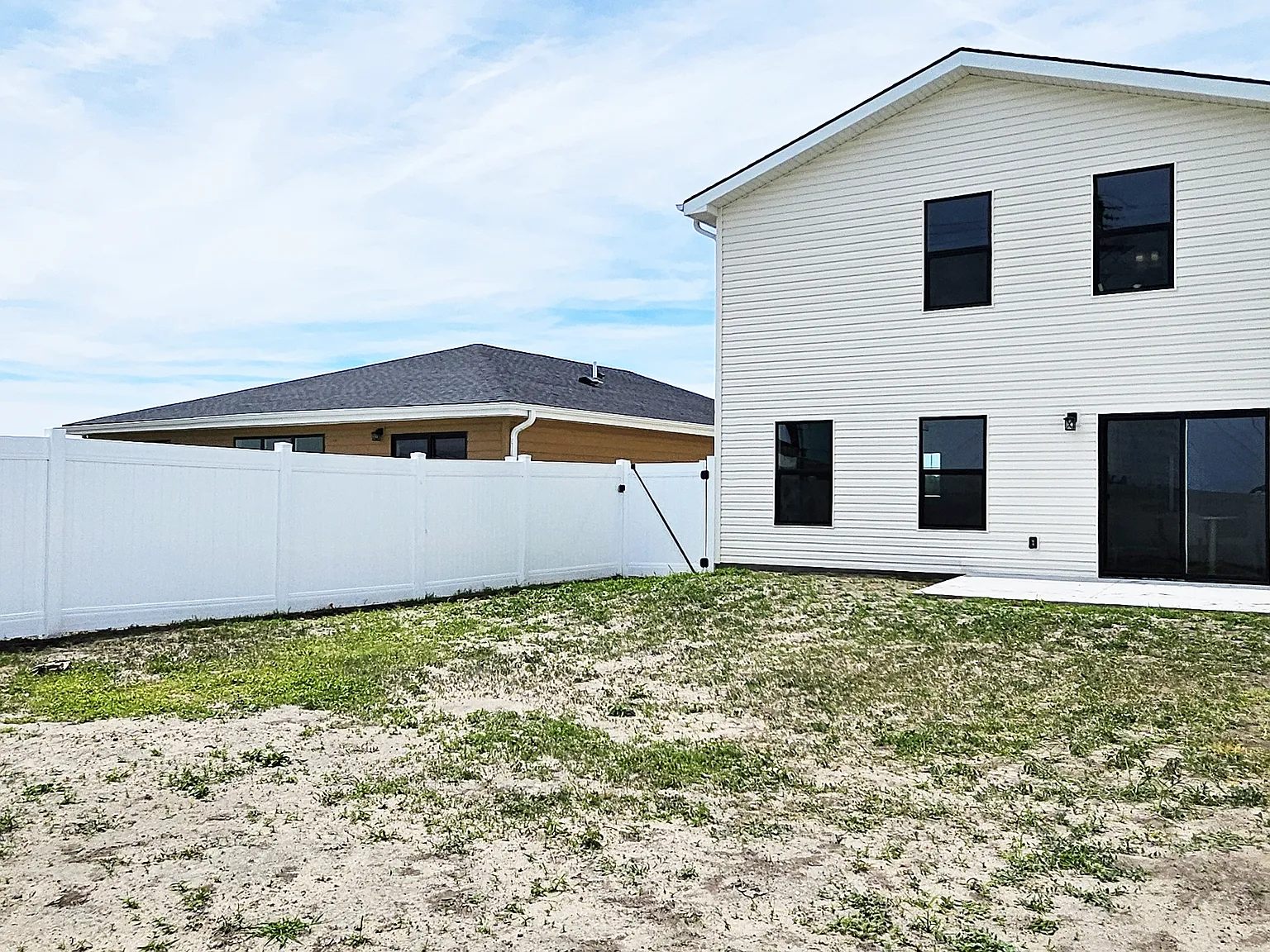 4 bed, 2.5 bath, 1507 sqft, $2,100 — Photo 3