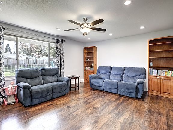 5th image of 762 NE Darnielle Dr