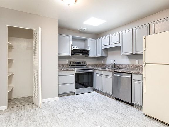5th image of 1019 Baywood Dr APT A