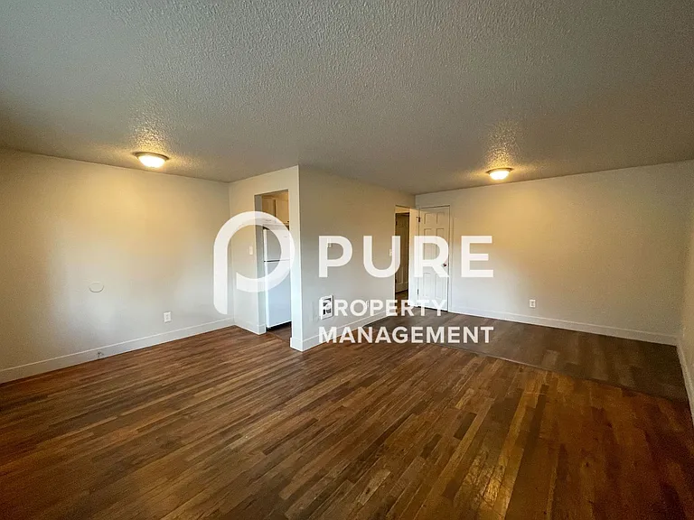 1375-01PP Burnside Manor — Photo 2