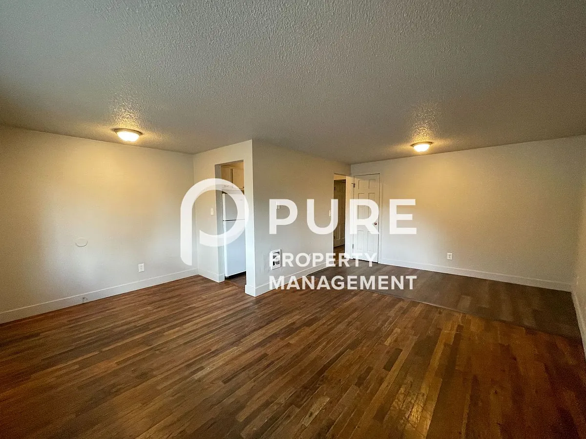 Building Photo - 1375-01PP Burnside Manor