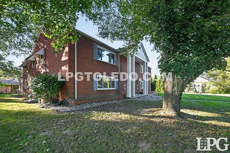 3 bed, 2.0 bath, 1492 sqft, $2,800 — Photo 2