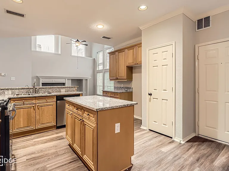 1105 Shores Blvd — Photo 8