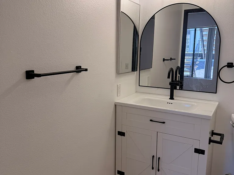 Salt & Vine Oceanside Apartments — Photo 21