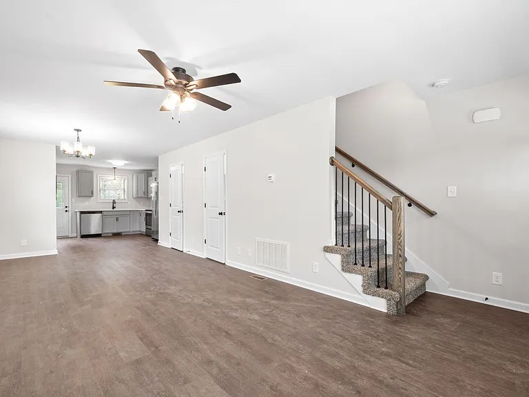 Greenwood Ave - 925 — Photo 3