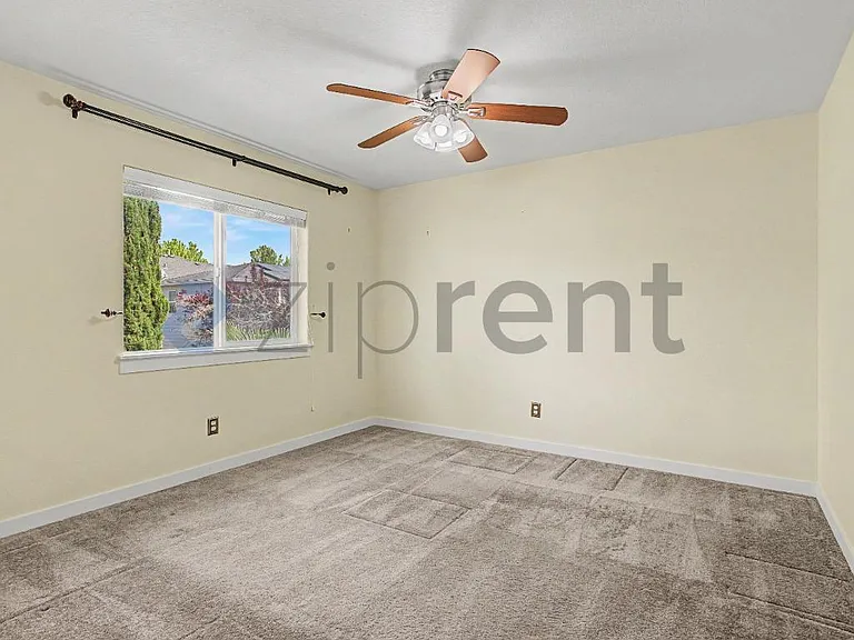 132 NE 63rd Ave — Photo 31