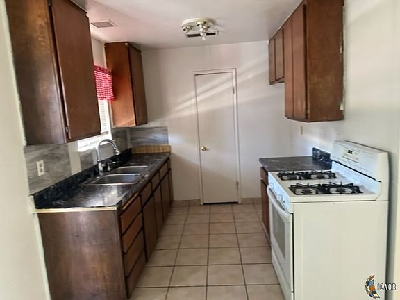 5th image of 606 De Las Flores St