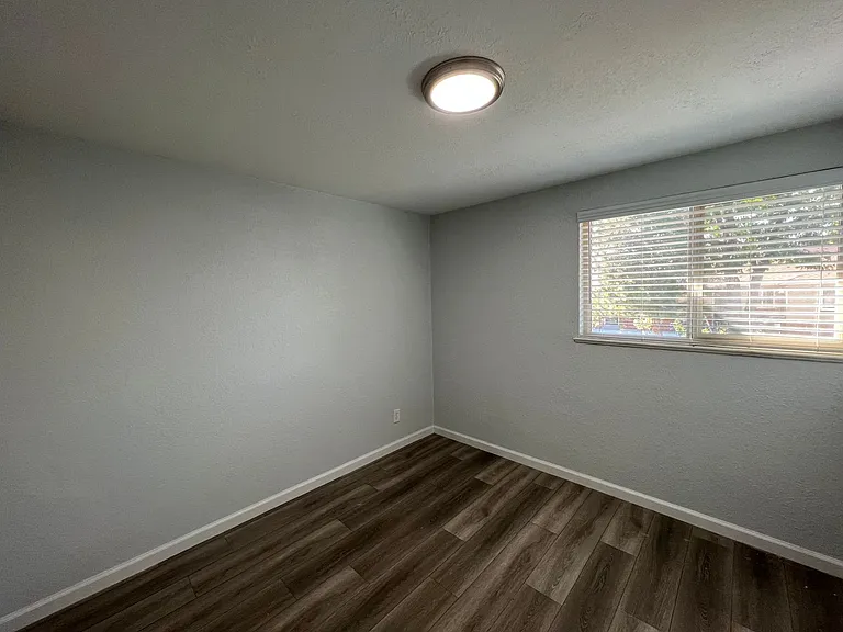 Beautifully Renovated 2 bedroom in Aurora! Right on the park and close to Stanley Marketplace! — Photo 10