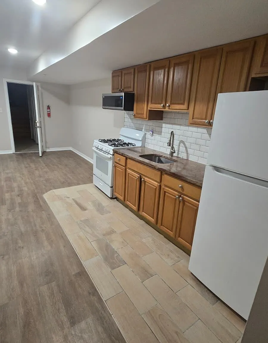 3 bed, 1.0 bath, $2,100 — Photo 3