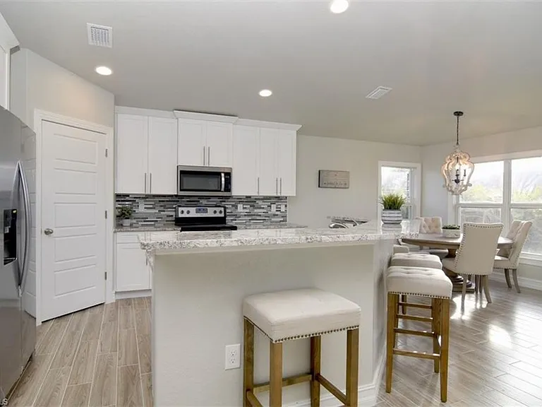 2412 NW 8th Pl — Photo 4