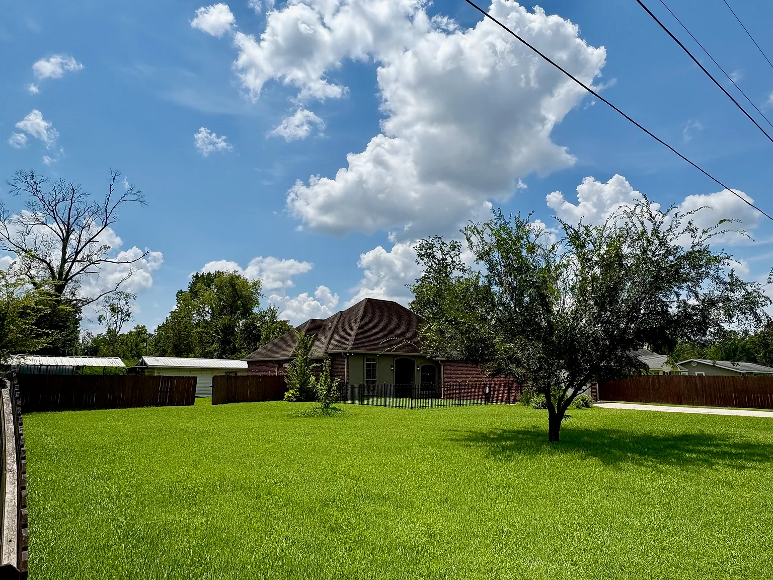 3 bed, 1976 sqft, $2,200 — Photo 2
