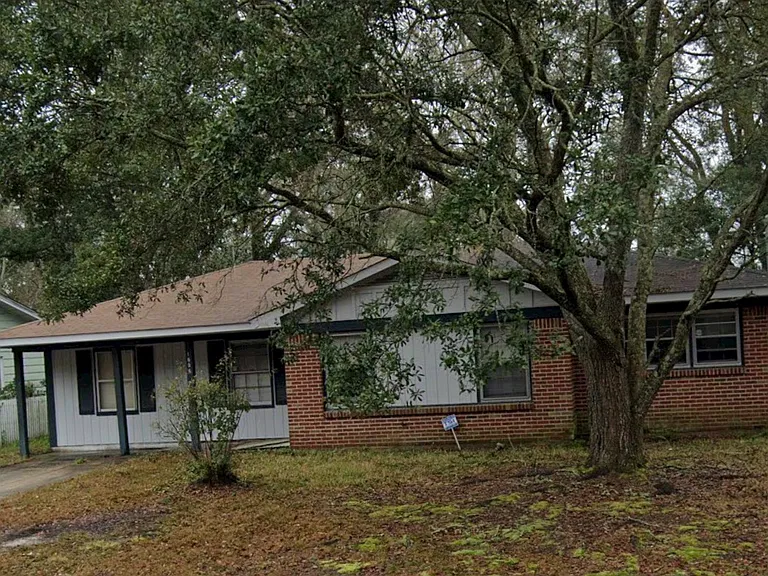 1606 E Greenbrier Dr — Photo 1