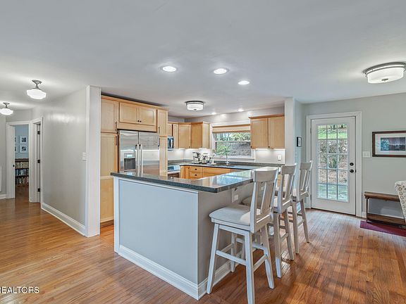 5th image of 3844 Taliluna Ave