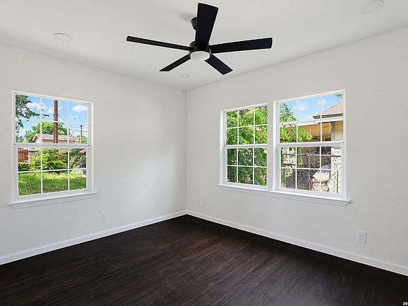 5th image of 207 DRESDEN DR