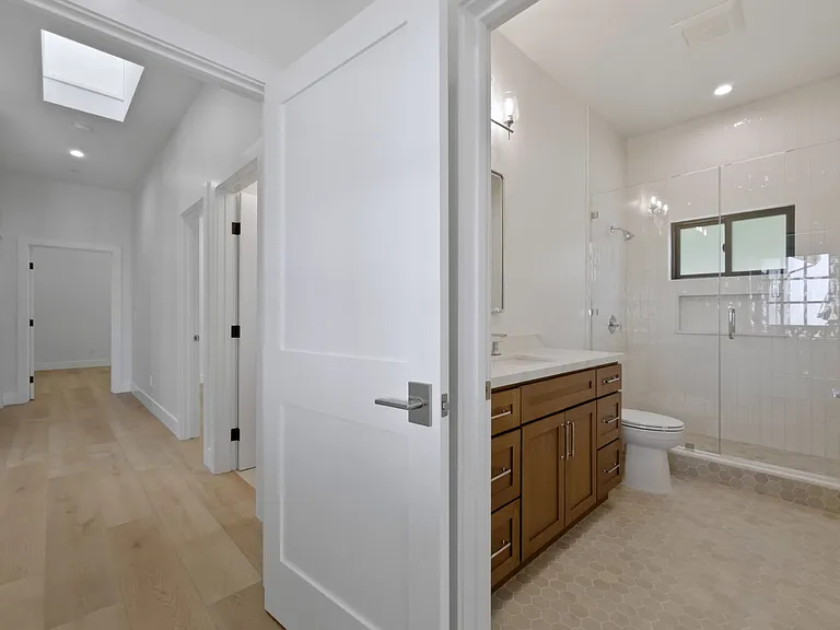 991 W Highland Dr — Photo 16