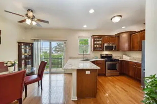 3 bed, 2.5 bath, 2155 sqft, $2,950 — Photo 2