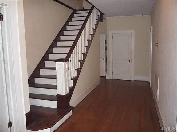 3rd image of 123 E Queen St