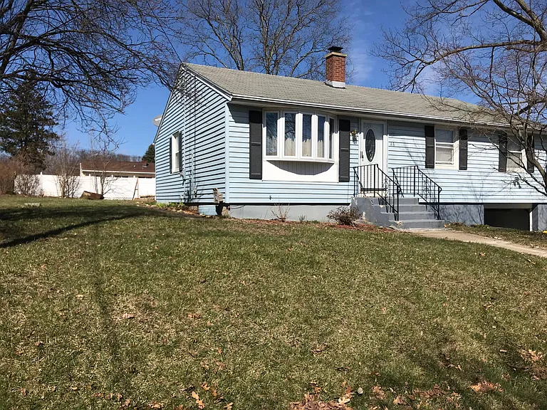 48 Stonybrook Rd — Photo 2