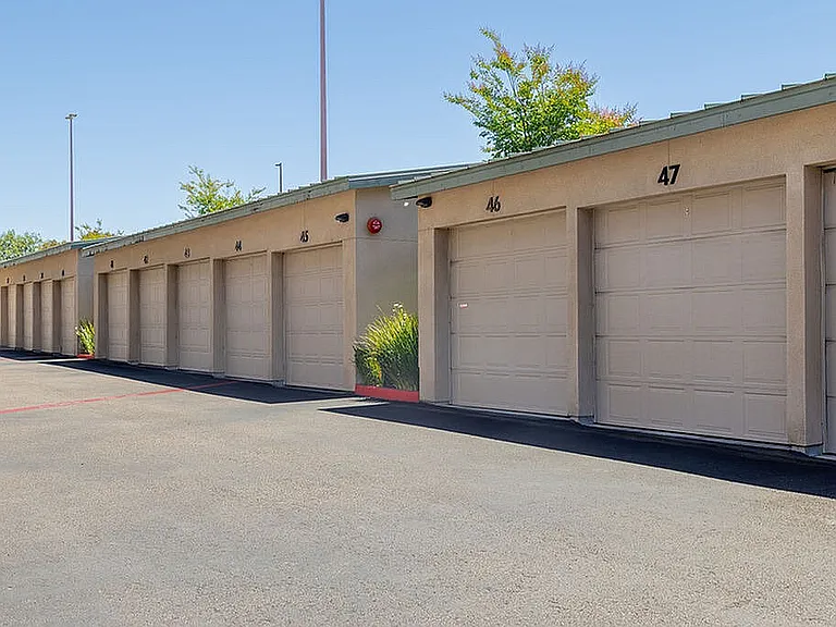 Garages For Lease