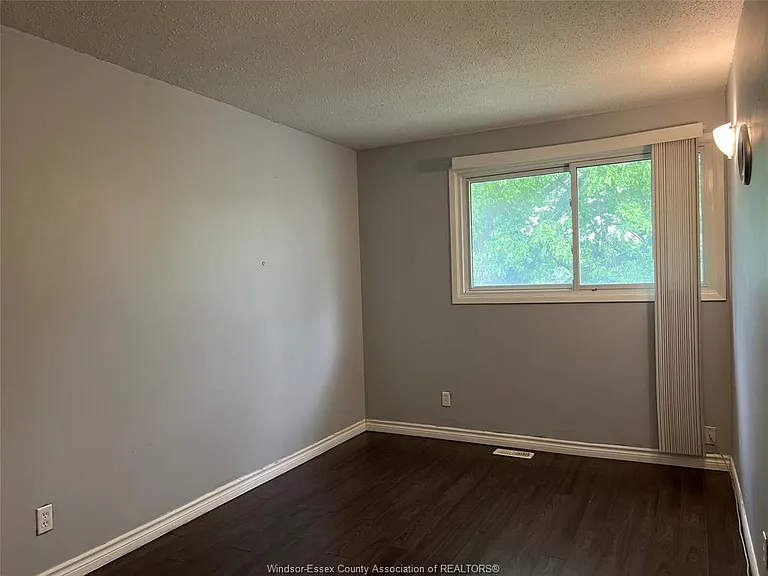 1464 Bayswater Cres — Photo 12