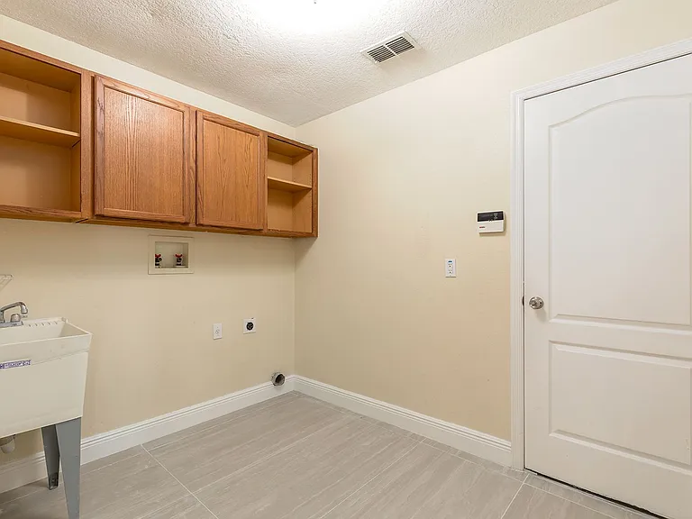 1585 Cherry Ridge Dr — Photo 24