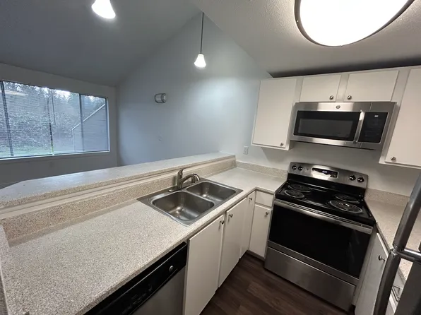 Lake Chalet, 2506 103rd Ave E #F5, Puyallup, WA 98372