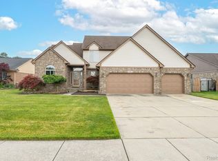 32122 Persimmon Ln, Chesterfield, MI 48047