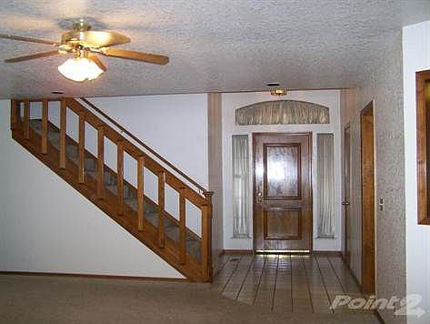 Attractive entry with decorating potential