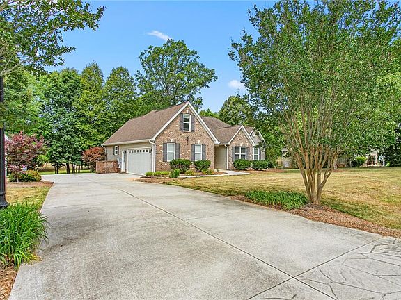 3rd image of 8475 Hunting Ct