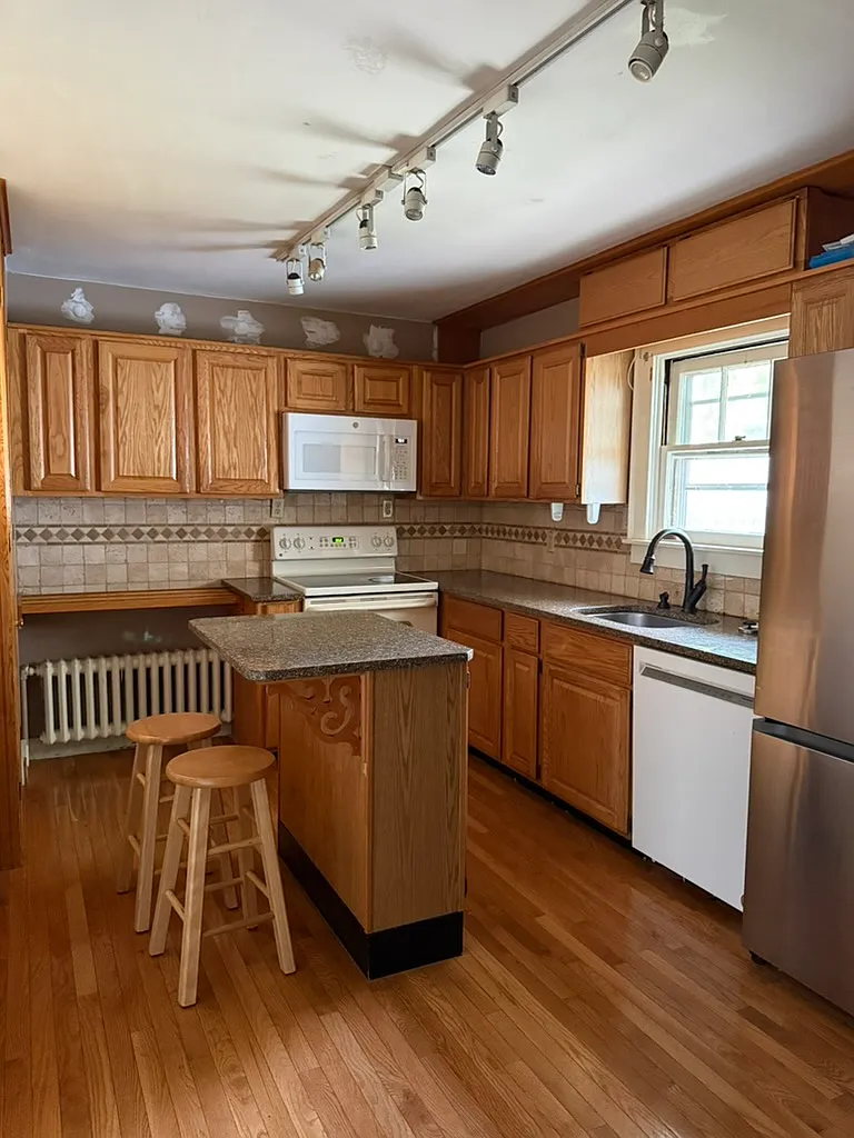 4 bed, 2016 sqft, $2,800 — Photo 3