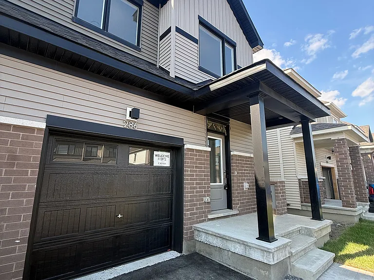 286 Les Emmerson Dr S — Photo 2