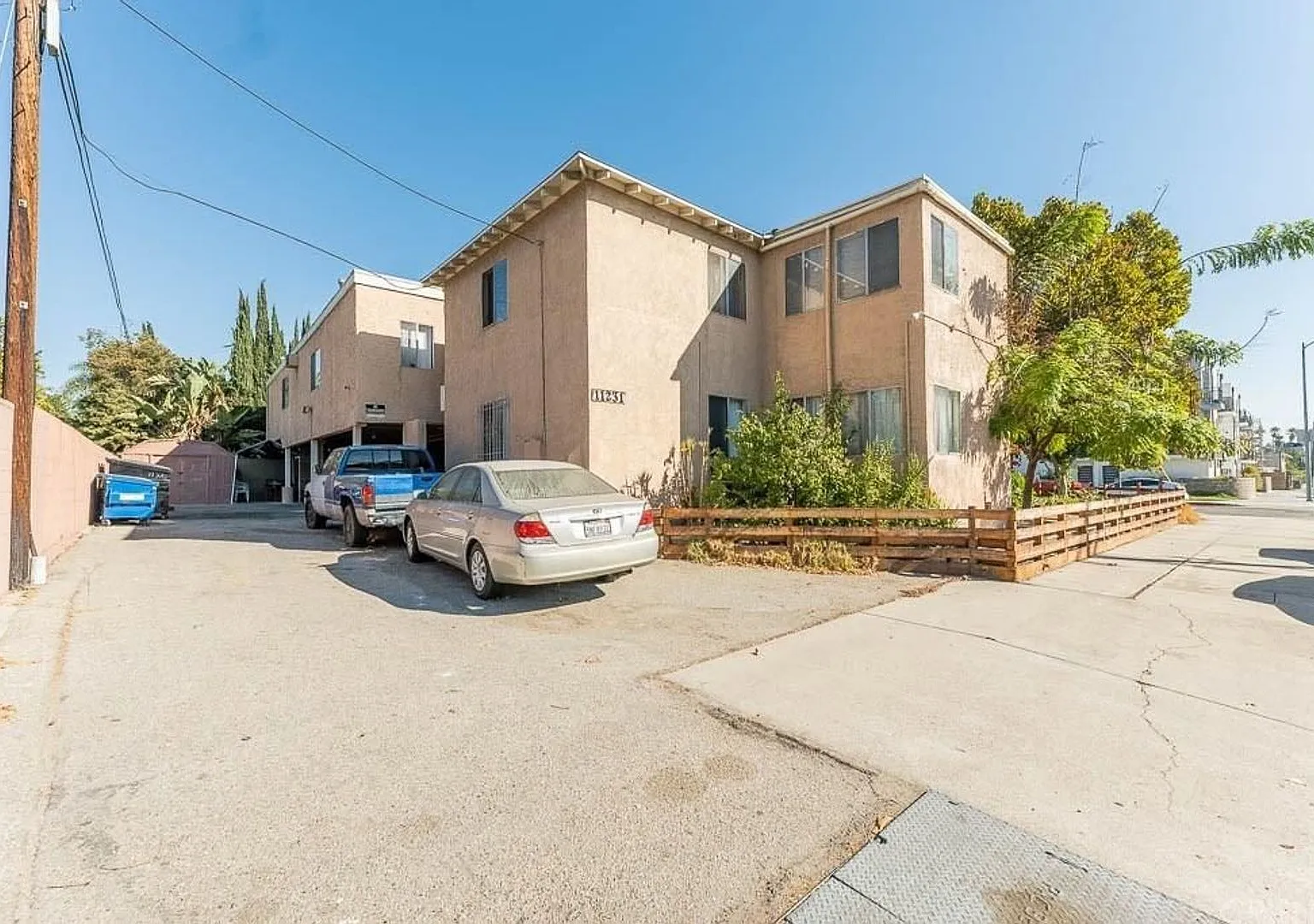 KLUMP6003 - 6003 Klump Avenue/11231 Oxnard Street — Photo 2