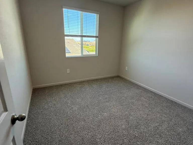 1723 Skagway Ave — Photo 10