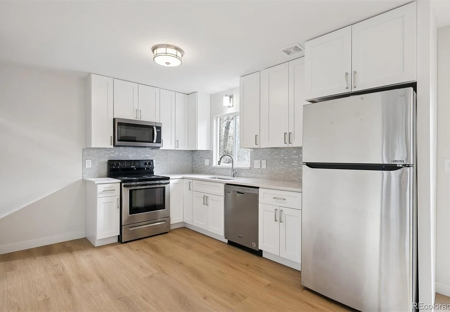 4 bed, 2.0 bath, 2308 sqft, $3,200 — Photo 4