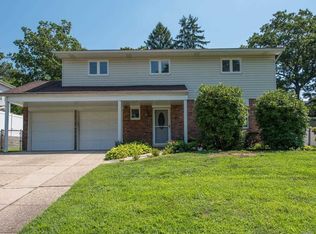 17 Glacier Dr, Smithtown, NY 11787
