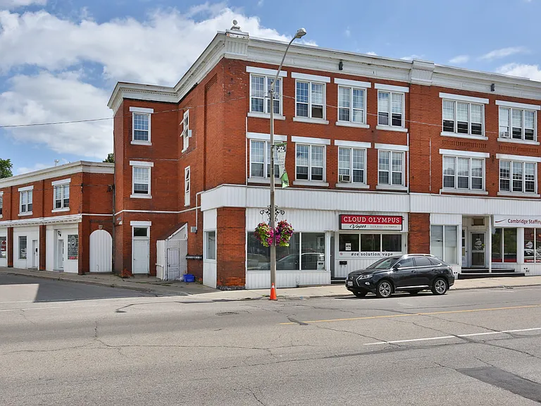 1025 King St E — Photo 2